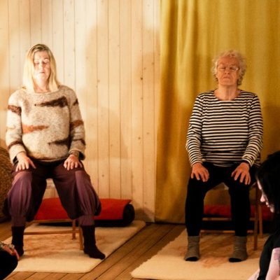 YOGA PÅ STOL YOGA PÅ STOL